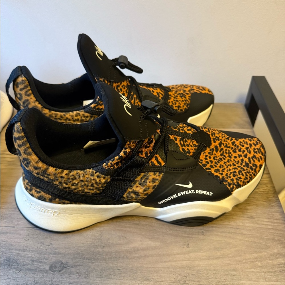Nike Woman’s Leopard Sneaker size 39